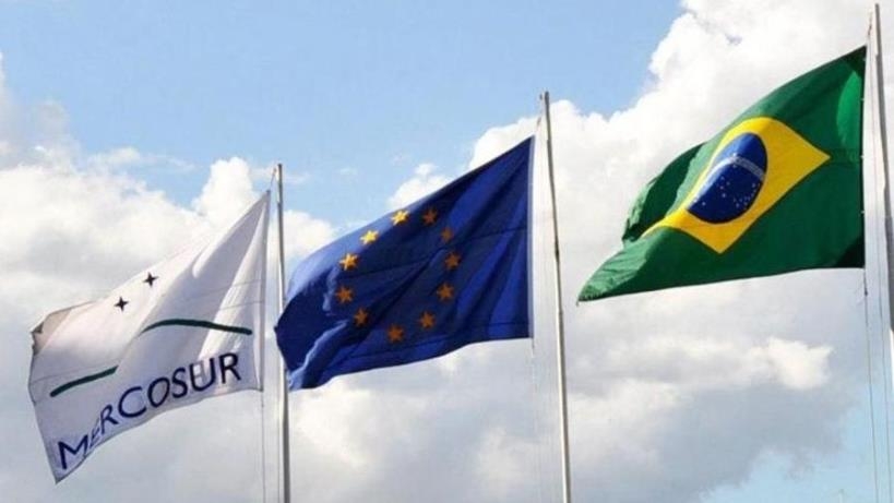 왼쪽부터 메르코수르·EU 깃발, 브라질 국기 [브라질 뉴스포털 UOL]