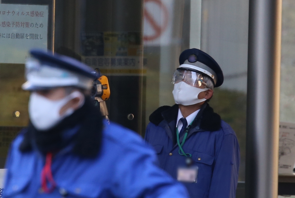 일본의 한 중앙행정기관 입구에서 제복을 입은 고령자(오른쪽)가 경비·안내 업무를 하고 있다. 촬영 이세원