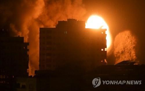 이스라엘군의 폭격으로 화염이 치솟는 가자지구의 건물