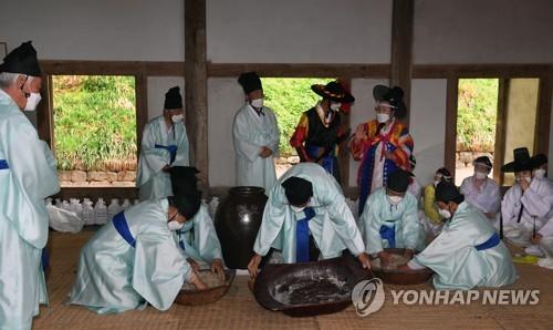 강릉시 대도호부 관아 칠사당에서 지난 16일 강릉 단오제의 시작을 알리는 신주 빚기가 진행되고 있다. [촬영 이해용]