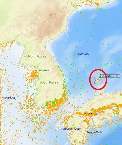 선박 위치 추적사이트 십파인더(shipfinder)에서 조회 화면. 국제해사기구(IMO) 번호가 8909575인 'CHUNG BONG'의 21일 저녁 때 위치(붉은 원 내 노란 삼각형)가 오키 제도 북쪽 바다로 나타난다. [십파인더 검색화면 캡처 후 재가공, 재판매 및 DB 금지 (도쿄=연합뉴스)]