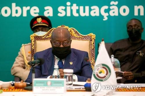 30일 가나 아크라에서 ECOWAS 긴급 정상회의를 주재하는 아쿠포 아도 가나 대통령 