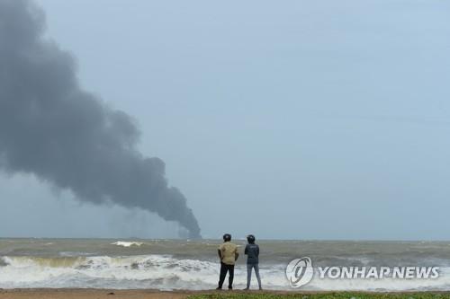 지난달 26일 해변에서 컨테이너선 MV X-프레스 펄호의 화재 모습을 바라보는 주민. [AFP=연합뉴스]