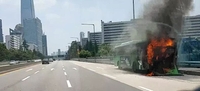 잠실대교 달리던 시내버스에 불…승객 15명 대피