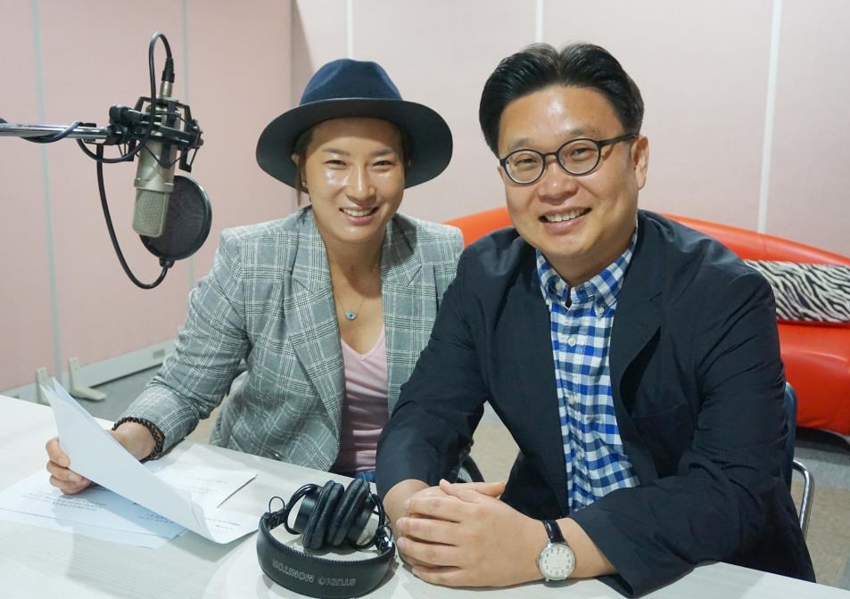 내래이션을 맡은 박세리 감독(왼쪽)과 서 교수