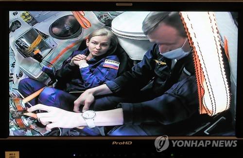 지난달 우주 영화 촬영을 위해 훈련을 받는 여자배우 율리야 페레실드의 모습.