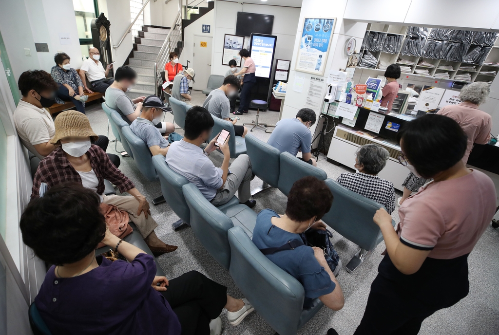 얀센 백신 접종 일 시작된 지난 10일 예방 접종 대기자로 붐비는 서울의 한 의원