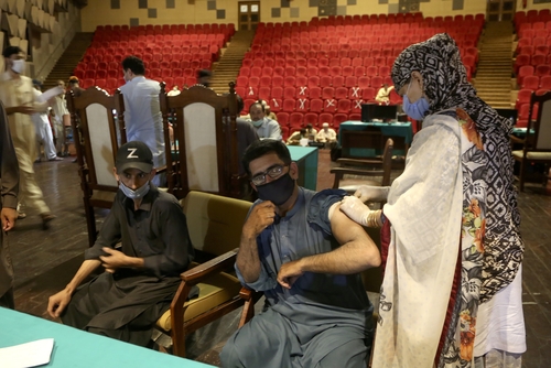 코로나19 백신 접종하는 파키스탄 페샤와르 주 공무원들