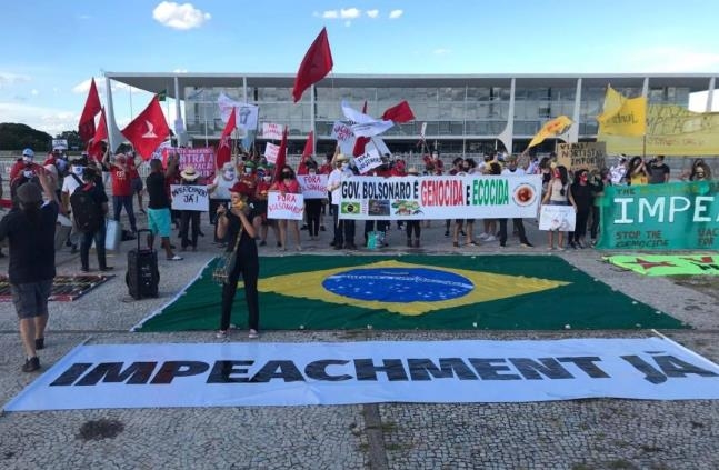 브라질리아 대통령궁 앞에서 벌어진 탄핵 촉구 시위 [디지털 신문 포데르360]
