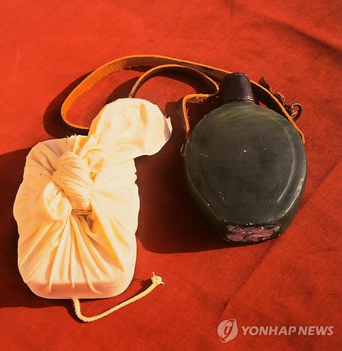 윤봉길 의사의 도시락 및 수통형 폭탄 모형