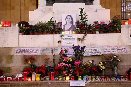 암살된 몰타 탐사보도 기자 추모객들이 놓고 간 조화들