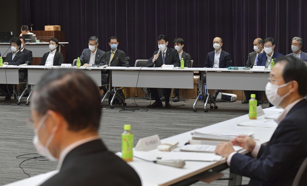 (도쿄 교도=연합뉴스) 스가 요시히데 일본 총리 주재의 코로나19 대책본부 회의에 앞서 기본적 대처방침을 논의하는 전문가 회의가 30일 열리고 있다. 