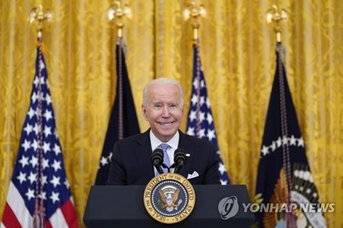 강화된 코로나19 대응조치 발표하는 바이든