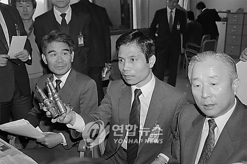 1989년 조비오 신부 고발 방침 기자회견 참석한 송진원 전 준장(오른쪽)