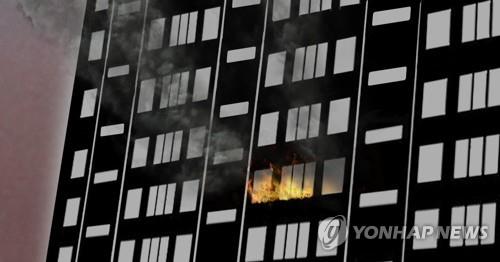 청주 아파트서 화재 3명 다쳐…소방차 14대 등 출동해 진화