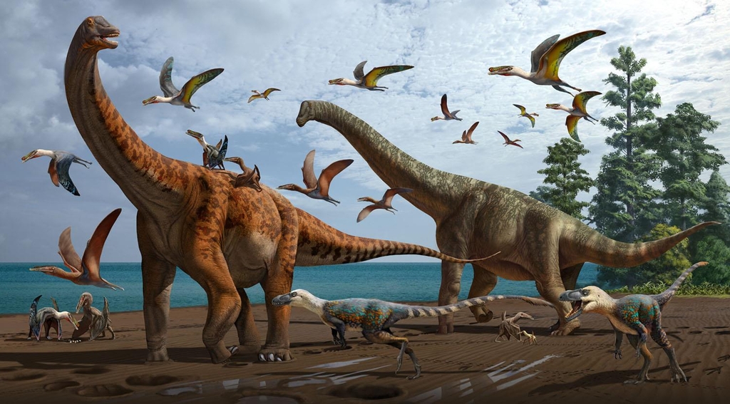 중국에서 발견된 신종 용각류 공룡 '실루티탄 시넨시스'(Silutitan sinensis. 왼쪽)와 '하미티탄 신장엔시스(Hamititan xinjiangensis. 오른쪽) 복원 그림. 주변의 작은 공룡은 수각류. [Chuang ZHAO 제공. 재판매 및 DB 금지]