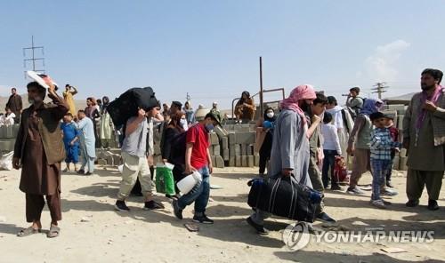 카불 공항 주변에 몰려드는 아프간 탈출 행렬