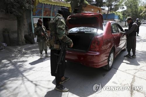 카불 시내서 차량 검문검색 하는 탈레반 대원들
