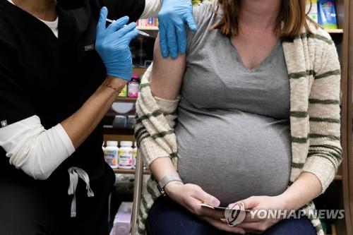 코로나 백신을 맞는 미국의 한 임신부
