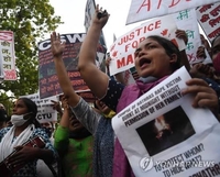 국회의원 성폭행 피해 여성 분신에 인도 또 '발칵'