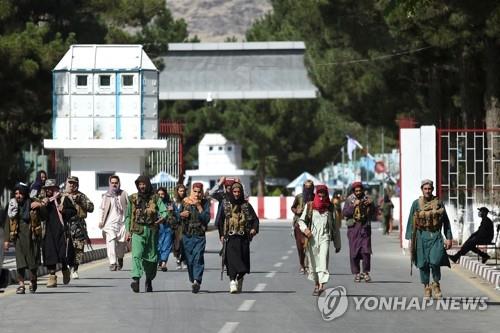 카불 공항 정문 주변에 배치된 탈레반 전사들