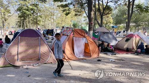 아프간 카불 공원 천막촌에 기거하는 피란민들 [EPA=연합뉴스 자료사진]