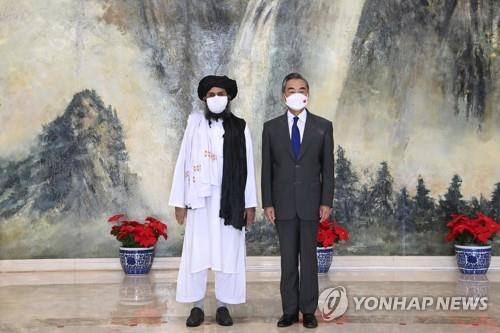 중국 왕이 부장(오른쪽)과 바라다르 탈레반 부지도자. [중국 외교부 제공]