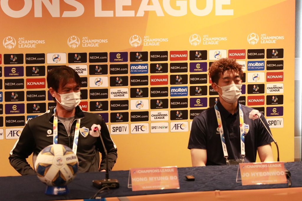 2021 AFC 챔피언스리그 16강 기자회견에 나선 홍명보(왼쪽) 감독과 조현우