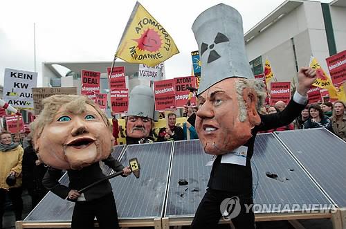 2010년 9월 독일 베를린에서 탈원전 지지 시위대가 원전 가동을 연장한 메르켈 총리의 가면(왼쪽)을 쓰고 풍자하는 모습 [EPA=연합뉴스] 