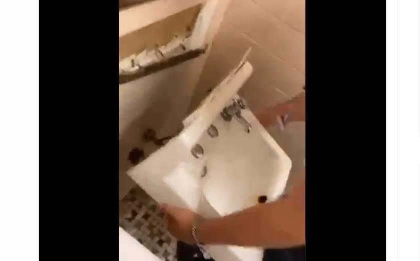 학생이 학교 화장실 세면대를 파손하는 장면