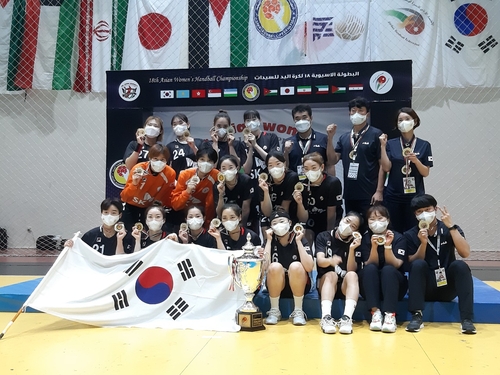 한국 여자핸드볼, 일본에 9골 차 대승…아시아선수권 5연패 달성(종합)