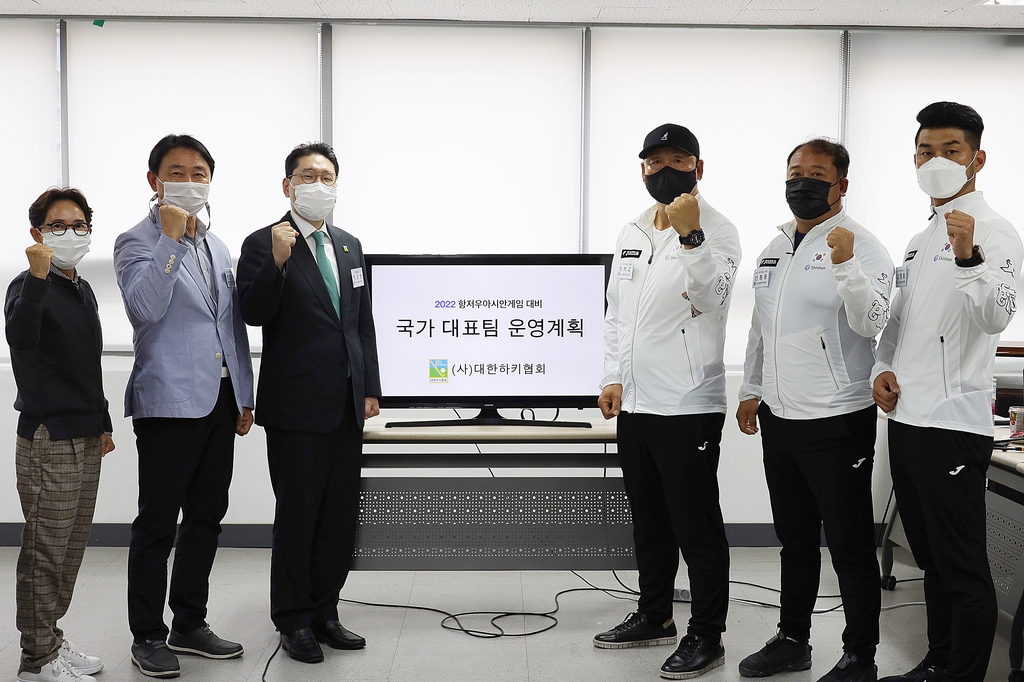 이상현 회장(왼쪽에서 세 번째) 등 대한하키협회 국가대표 관계자들.