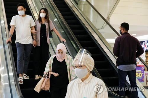 인도네시아 자카르타의 한 쇼핑몰에서 마스크를 쓰고 이동 중인 주민. [로이터=연합뉴스]