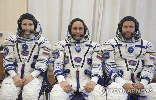 5일 발사될 소유즈 MS-19 우주선에 탑승할 러시아 페레실드(왼쪽)와 쉬펜코(오른쪽)