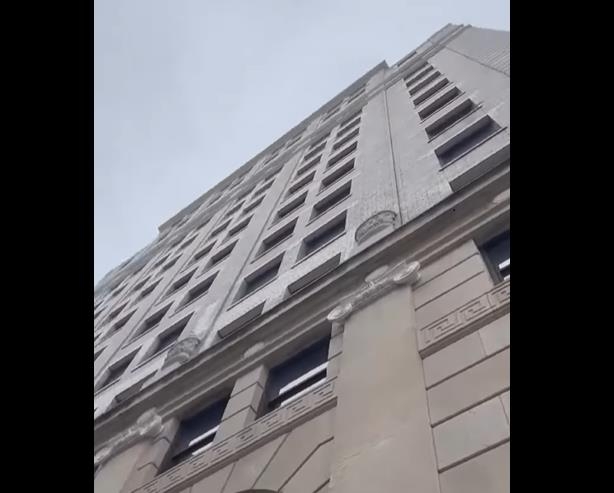 고층에서 추락했음에도 살아난 미국 남성이 뛰어내린 곳으로 추정되는 건물