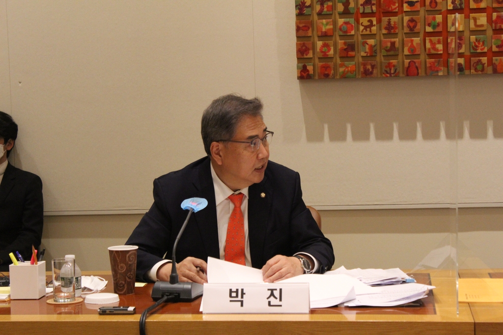 (뉴욕=연합뉴스) 강건택 특파원 = 주유엔 한국대표부 국정감사에서 질의하는 박진 의원