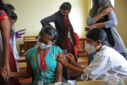  인도 벵갈루루에서 진행된 코로나19 백신 접종 모습.
