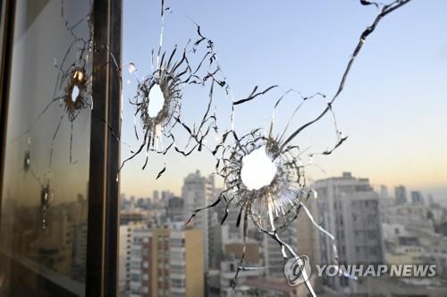 베이루트 총격전 현장 인근 건물 유리창이 총탄으로 인해 깨져 있다. 