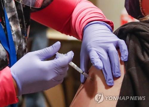 미국 시카고 한 호텔의 백신 접종센터에서 코로나19 백신을 맞는 여성