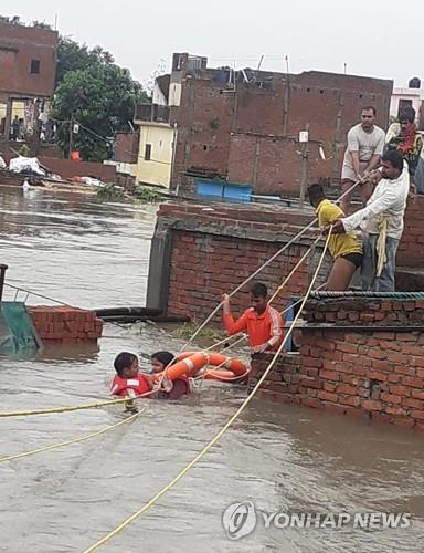  인도 북부 우타라칸드주에서 진행된 홍수 피해 구조 작업
