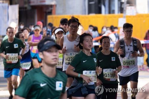 (홍콩 AFP=연합뉴스) 24일 홍콩에서 열린 마라톤대회. 2021.10.24. photo@yna.co.kr