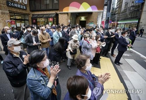 총선 후보 연설을 듣는 일본 유권자들. [EPA=연합뉴스 자료사진]