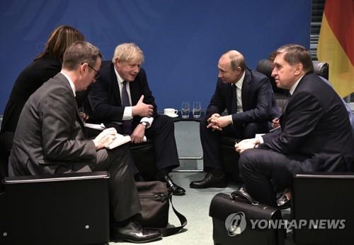 지난해 1월 독일 베를린에서 만난 보리스 존슨 영국총리(가운데 왼쪽)와 블라디미르 푸틴 러시아 대통령(가운데 오른쪽) [AP 연합뉴스 자료사진. 재판매 및 DB 금지] 