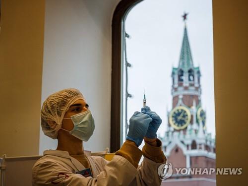 지난 21일 러시아 병원에서 백신 준비하는 의료진 