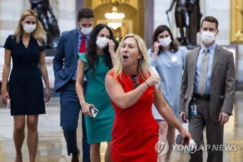 지난 7월 의사당 하원 구역 들어서면서 마스크 벗는 그린 의원