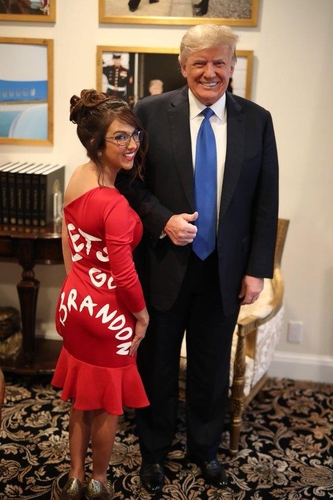 로렌 보버트 공화당 하원의원이 '렛츠고 브랜든' 문구가 적힌 드레스를 입고 트럼프와 사진촬영한 모습. [보버트 트위터 캡처]
