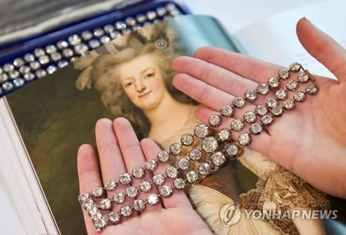 96억원에 낙찰된 마리 앙투아네트의 다이아몬드 팔찌 한 쌍