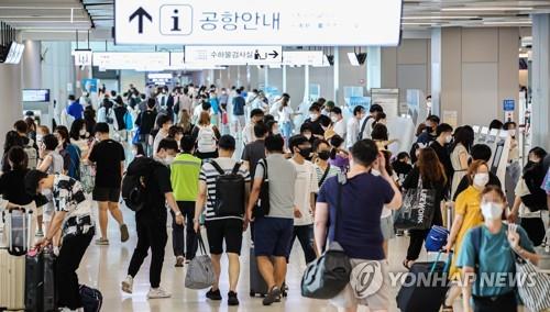 여행객으로 분주한 김포공항 국내선 청사