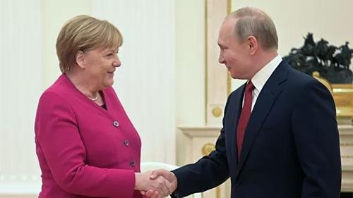 푸틴 대통령(오른쪽)과 메르켈 총리 대행