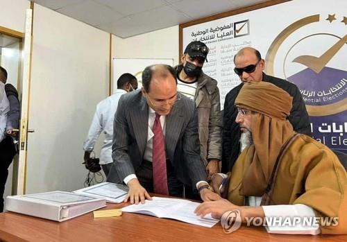 리비아 대선 후보로 등록하는 카다피 아들 사이프 알이슬람(우)